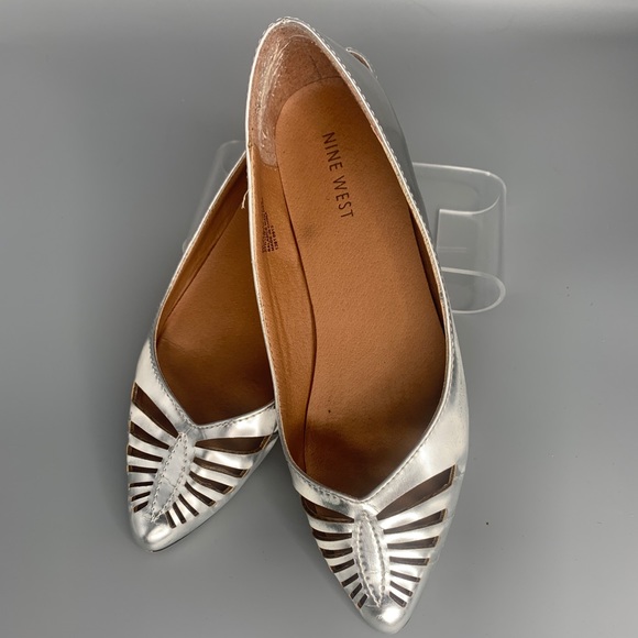 Nine West Silver Laser Cutout Flats Taupazl 1 Size 6 Gently Worn - Picture 6 of 9